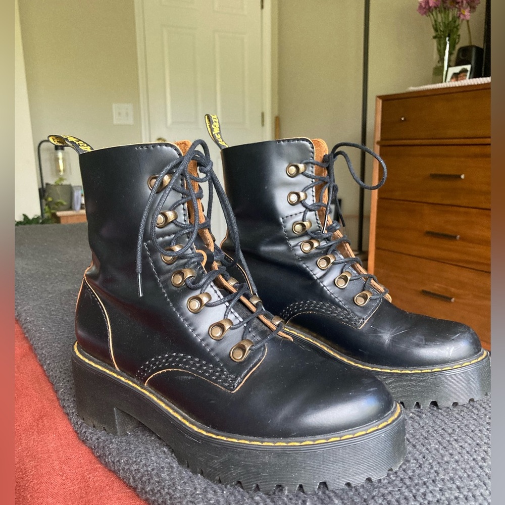 Dr Martens Leona women’s size 8 black leather heeled boots